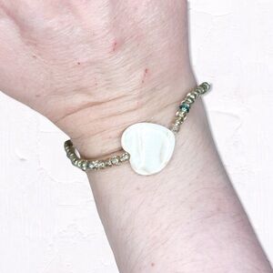 6072gc. Seed Bead Shell Stretch Bracelet Handmade